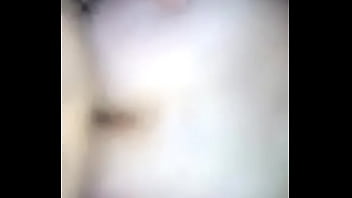 Le gusta ponerse a gatas mientas espera a su marido