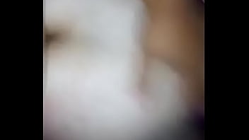 Le gusta ponerse a gatas mientas espera a su marido