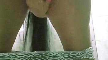 Camara de baño capta coño de mi hermanastra