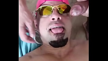 Arrombei a garganta do boy boyvicttor na minha rolona gigantesca fiz ele engasgar com prazer na minha rolona