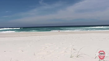 Safada me fez um boquete na praia na frente dos bainhistas