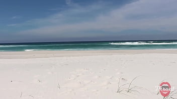 Safada me fez um boquete na praia na frente dos bainhistas