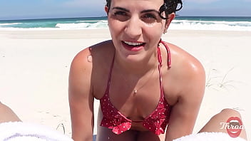 Safada me fez um boquete na praia na frente dos bainhistas