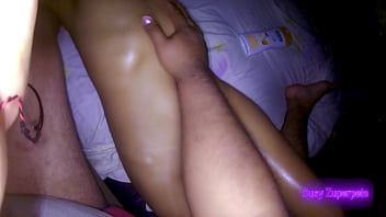 Hermanastra culona se le da masaje sexy ella es toda una zorrita sexy y cachonda