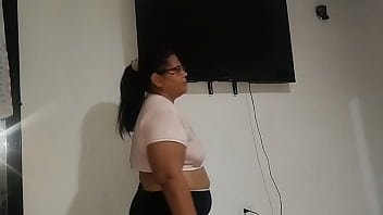 ¡¡¡esposa infiel culona colombiana se termina follando la polla del amigo de su esposo mientras el cornudo trabaja real casero ¡¡¡esposa infiel culona colombiana se termina follando la polla del amigo de su esposo mientras el cornudo trabaja real casero