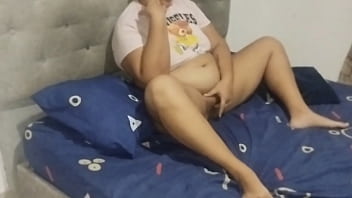 ¡¡¡esposa infiel culona colombiana se termina follando la polla del amigo de su esposo mientras el cornudo trabaja real casero