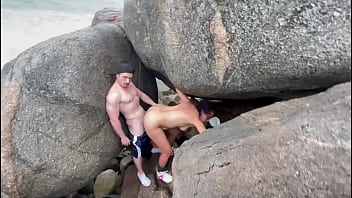 Escondida Nas Rochas Com O Personal thumbnail