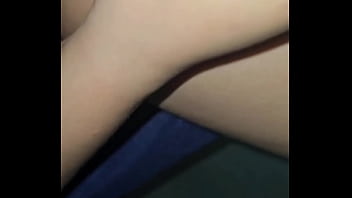 Descubro a mi hermanastra masturbándose y le presto una verga de verdad