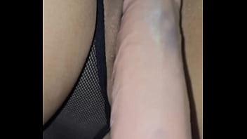 Descubro a mi hermanastra masturbándose y le presto una verga de verdad