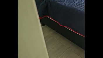 Descubro a mi hermanastra masturbándose y le presto una verga de verdad