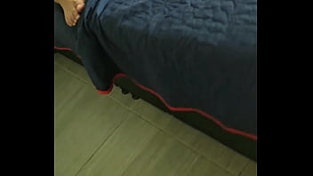 Descubro a mi hermanastra masturbándose y le presto una verga de verdad