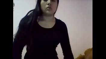 Peludita desnunandose