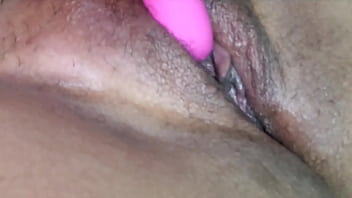 Tubo grosso na bucetinha e brincando com o cuzinho parte 2