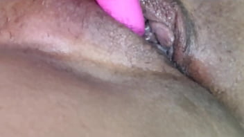 Tubo grosso na bucetinha e brincando com o cuzinho parte 2