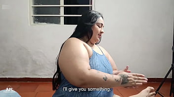 Le digo a mi madrastra que me haga un masaje en mis pies pero cada vez que ella me los mueve le roso sus tetas y su coño hasta terminar follandola con su dildo favorito parte 1 Le digo a mi madrastra que me haga un masaje en mis pies pero cada vez que ella me los mueve le roso sus tetas y su coño hasta terminar follandola con su dildo favorito parte 1