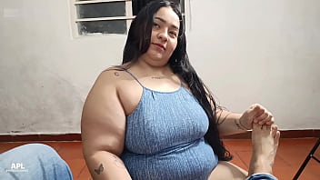 Le digo a mi madrastra que me haga un masaje en mis pies pero cada vez que ella me los mueve le roso sus tetas y su coño hasta terminar follandola con su dildo favorito parte 1