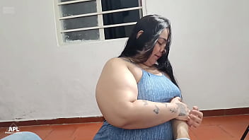 Le Digo A Mi Madrastra Que Me Haga Un Masaje En Mis Pies Pero Cada Vez Que Ella Me Los Mueve Le Roso Sus Tetas Y Su Coño Hasta Terminar Follandola Con Su Dildo Favorito Parte 1 thumbnail