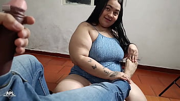 Le digo a mi madrastra que me haga un masaje en mis pies pero cada vez que ella me los mueve le roso sus tetas y su coño hasta terminar follandola con su dildo favorito parte 1