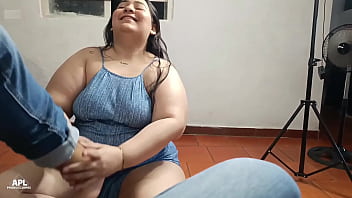 Le digo a mi madrastra que me haga un masaje en mis pies pero cada vez que ella me los mueve le roso sus tetas y su coño hasta terminar follandola con su dildo favorito parte 1