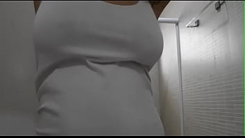 Exibindo meus peitos naturais