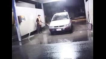 Una troia bionda spompina tutti per strada