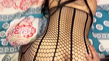 Encuentro a mi madrastra pervertida viendo un video pornografico y no me aguanto las ganas de prenderla a verga hasta que termina tragando mi semen