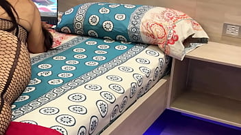 Encuentro a mi madrastra pervertida viendo un video pornografico y no me aguanto las ganas de prenderla a verga hasta que termina tragando mi semen