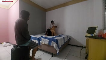 Marido corno observa esposa gostosa enquanto ela é fodida por um solteiro aleatório