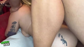 Mulher casada participa de suruba com 3 caras e o marido corno assiste tudo