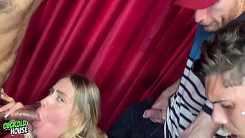 Mulher casada participa de suruba com 3 caras e o marido corno assiste tudo