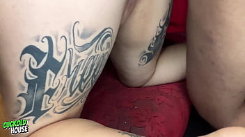 Mulher casada participa de suruba com 3 caras e o marido corno assiste tudo