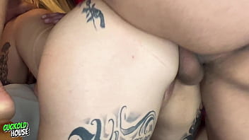 Mulher casada participa de suruba com 3 caras e o marido corno assiste tudo