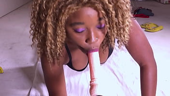 Let me turn you on with my pretty feet ans tits