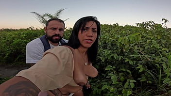 Depois de uma dr levei ela pro matto e gozei duas vezes no cu dela