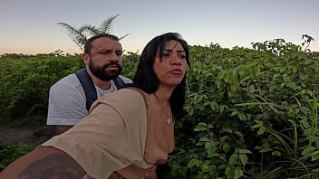 Depois de uma dr levei ela pro matto e gozei duas vezes no cu dela