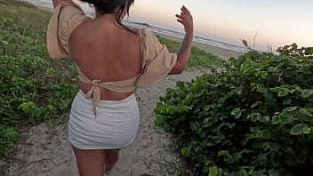 Depois de uma dr levei ela pro matto e gozei duas vezes no cu dela