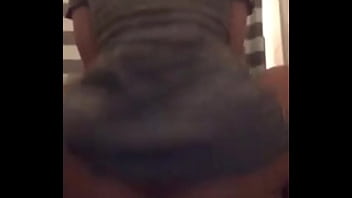 Esposa brincando com consolo e gozando