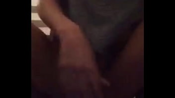 Esposa brincando com consolo e gozando