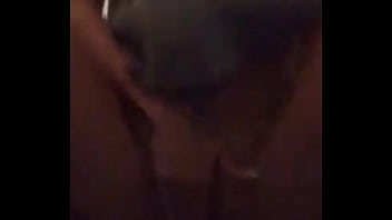 Esposa brincando com consolo e gozando