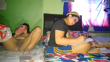 Me masturbo mi gran coño mientras mi hermanastra hace la tareas de la universidad