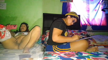 Me masturbo mi gran coño mientras mi hermanastra hace la tareas de la universidad