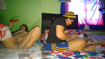 Me masturbo mi gran coño mientras mi hermanastra hace la tareas de la universidad