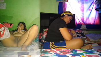 Me masturbo mi gran coño mientras mi hermanastra hace la tareas de la universidad