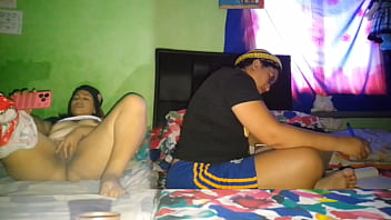 Me masturbo mi gran coño mientras mi hermanastra hace la tareas de la universidad