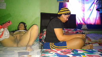 Me masturbo mi gran coño mientras mi hermanastra hace la tareas de la universidad