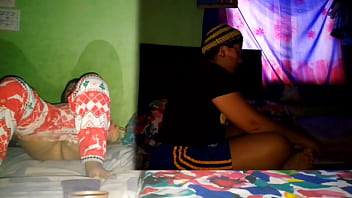 Me masturbo mi gran coño mientras mi hermanastra hace la tareas de la universidad