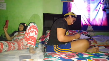 Me masturbo mi gran coño mientras mi hermanastra hace la tareas de la universidad