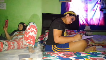 Me masturbo mi gran coño mientras mi hermanastra hace la tareas de la universidad Me masturbo mi gran coño mientras mi hermanastra hace la tareas de la universidad