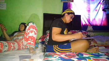 Me masturbo mi gran coño mientras mi hermanastra hace la tareas de la universidad