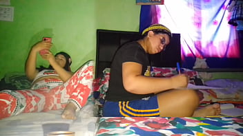 Me masturbo mi gran coño mientras mi hermanastra hace la tareas de la universidad